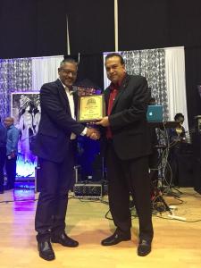 Senator the Honourable Clarence Rambharat, Minister of Agriculture, Land and Fisheries (left), presents the Distributor of the Year Award (Small) to a representative of Pepe’s Marketing Limited at SATT’s Annual Christmas Dinner and Awards Gala at the Centre of Excellence in Tunapuna on Saturday 25th November, 2017.